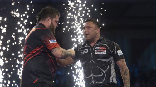 Michael Smith nimmt die Gratulation von Gerwyn Price entgegen