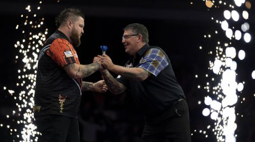 Gary Anderson beglückwunscht Michael Smith