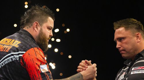 Michael Smith und Gerwyn Price Armdrücken