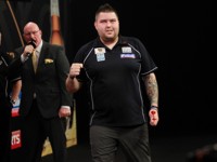 Michael Smith zeigte eine überzeugende Vorstellung gegen Dave Chisnall und zieht in das Viertelfinale des Grand Slam ein