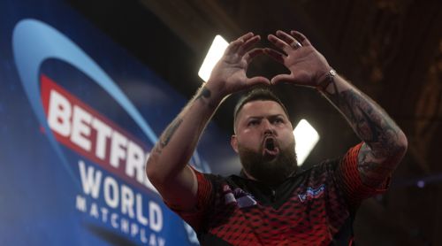 Michael Smith zeigt Herz