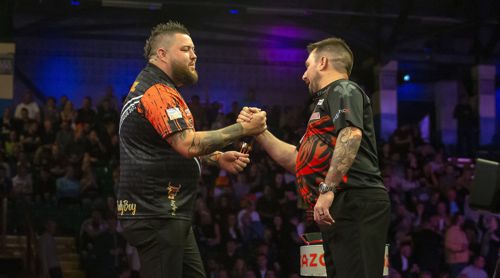 Michael Smith und Jonny Clayton geben sich die Hände