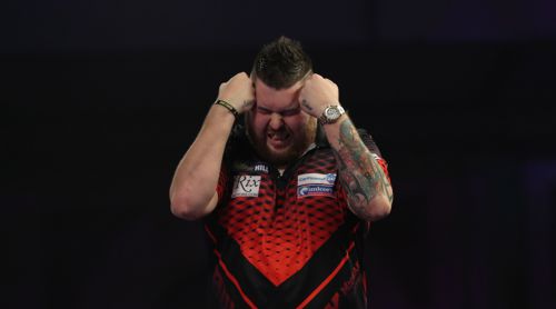 Michael Smith ärgert sich über die verpassten Matchdarts gegen Rob Cross