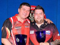 Michael Smith gewinnt die Gibraltar Darts Trophy