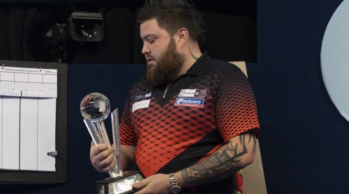 Michael Smith mit dem Pokal des Vize-Weltmeisters
