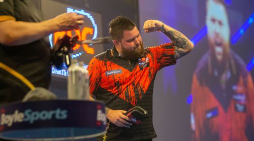 Michael Smith zeigt seine Muskeln