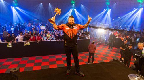 Michael Smith mit den Pokal aus Bahrain