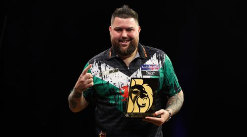Michael Smith mit dem Pokal des Tagessiegers