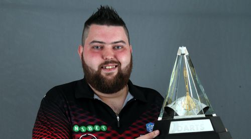 Michael Smith mit dem Premier League 2018 Pokal