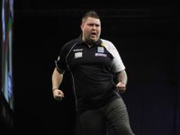 Michael Smith fährt gegen Raymond van Barneveld seinen ersten Sieg ein