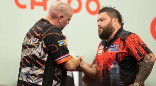 Raymond van Barneveld gratuliert Michael Smith