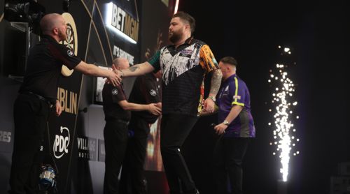 Michael Smith gibt dem Schreiber seine Hand