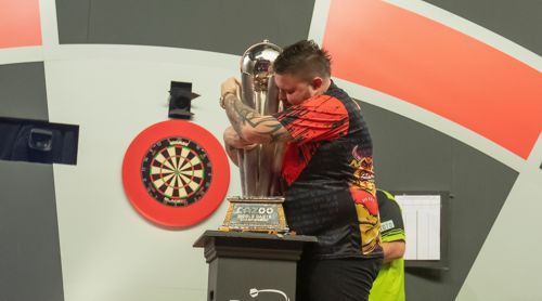 Michael Smith mit dem Pokal des Weltmeisters