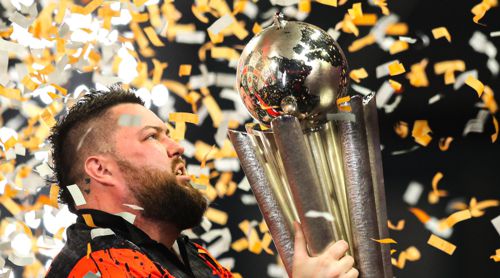 Michael Smith mit dem Pokal des Darts-Weltmeisters