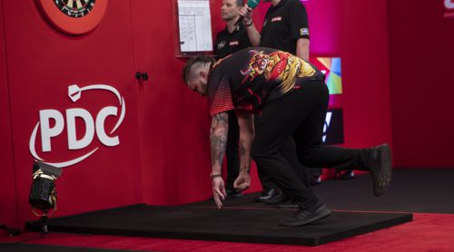 Michael Smith nach drei verpassten Matchdarts am Boden