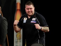 Michael Smith gewinnt auch sein drittes Spiel in Gruppe C und zieht als Spitzenreiter in das Achtelfinale ein