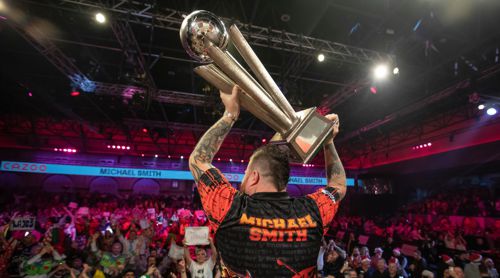 Michael Smith zeigt den Pokal des Weltmeisters