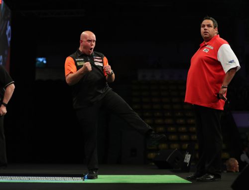 Michael van Gerwen freut sich riesig über den Sieg gegen Adrian Lewis beim PDC World Cup of Darts 2017