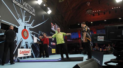 Michael van Gerven und Adrian Lewis auf der Bühne des World Matchplay