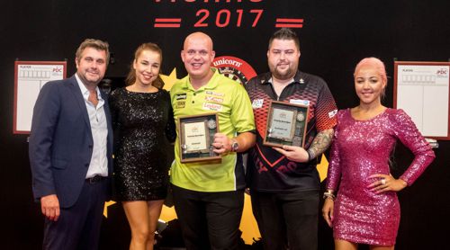 Ein typisches Foto von Michael van Gerwen - mit dem Siegerpokal