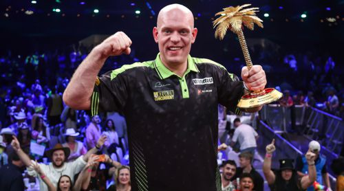 Michael van Gerwen mit den Pokal aus Bahrain
