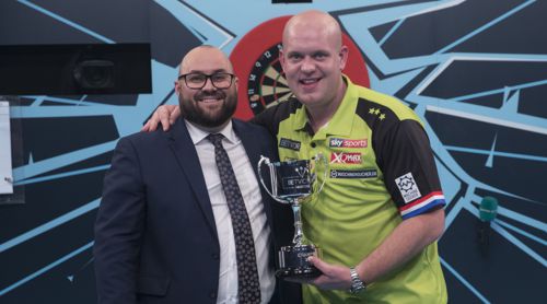 Michael van Gerwen mit einem Vertreter des Sponsors Betvictor