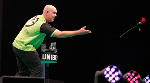 Michael van Gerwen wirft zum Valentinstag eine Blume unter die Zuschauer