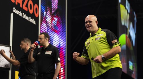 Michael van Gerwen vor der Reklame von Premier League-Sponsor Cazoo