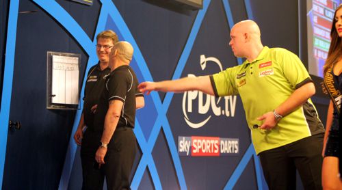 Michael van Gerwen in der zweiten Runde der Dart WM gegen Cristo Reyes