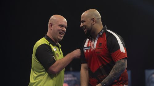 Michael van Gerwen und Devon Petersen haben Freude