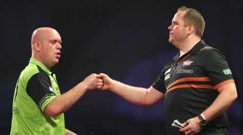 Dirk van Duijvenbode vermeidet Augenkontakt mit Michael van Gerwen