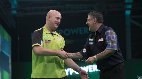 Michael van Gerwen und Gary Anderson freundschaftlich