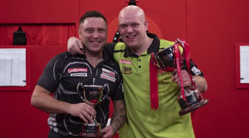 Michael van Gerwen und Gerwyn Price mit den Trophäen der UK Open