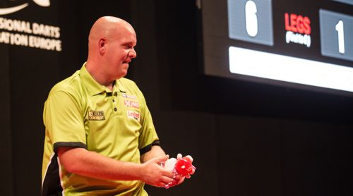 Michael van Gerwen mit einem Geschenk der Fans für seine Tochter Zoe