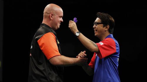 Michael van Gerwen hat mit Gilbert Ulang kaum Probleme