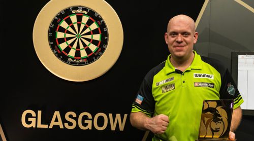 Michael van Gerwen mit dem Siegerpokal