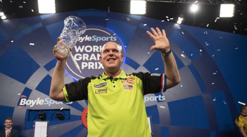 Michael van Gerwen mit dem Pokal des Grand Prix-Siegers