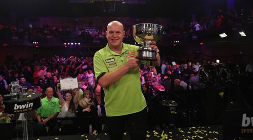 Michael van Gerwen mit dem Pokal des Grand Slam Champion