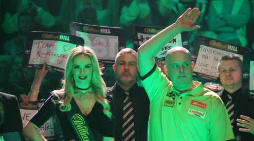 Michael van Gerwen läuft mit grünem Licht in die Darthallen der Welt ein