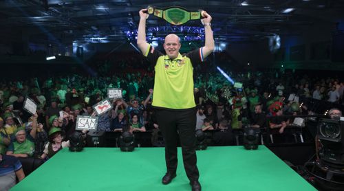 Michael van Gerwen mit dem Gürtler des Champions League-Siegers