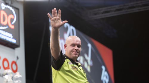 Michael van Gerwen hebt die Hand zum Gruß