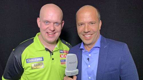 Moderator Hartwig Thöne mit Michael van Gerwen