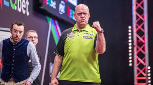 Michael van Gerwen und Schiedsrichter Huw Ware