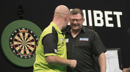 Michael van Gerwen und James Wade unterhalten sich