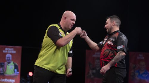 Michael van Gerwen bezwingt Jonny Clayton