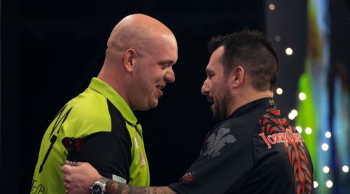 Michael van Gerwen locker gegen Jonny Clayton