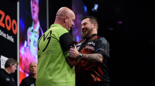 Michael van Gerwen und Jonny Clayton mit Spa am Spiel