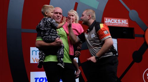 Michael van Gerwen, der sofort seinen ersten Matchdart nutzte und Dimitri van den Bergh somit 10:8 abermals besiegte
