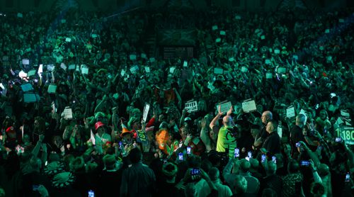 Michael van Gerwen läuft mit grünen Licht in die Hallen ein