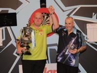 Michael van Gerwen besiegt Phil Taylor im World Matchplay Finale mit 18:10 und gewinnt damit den Titel zum zweiten Mal hintereinander